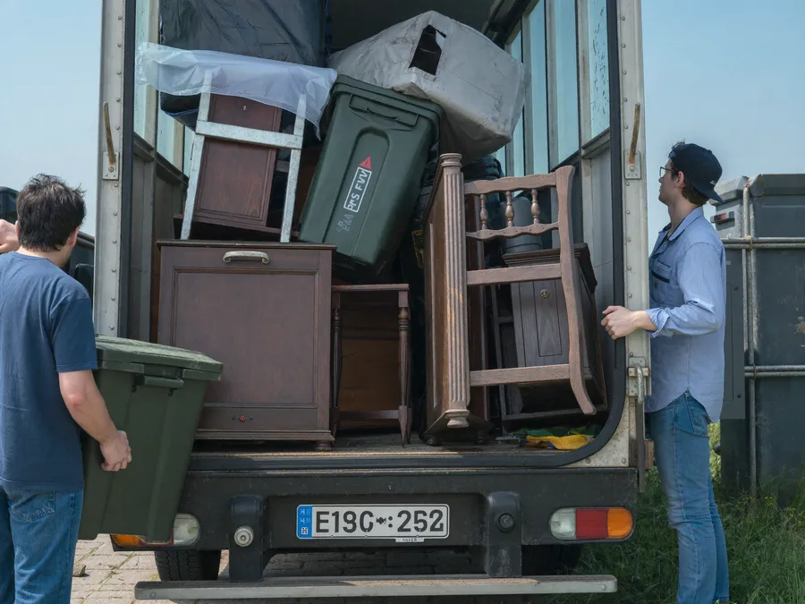 Verladen von alten Möbeln und Sperrgut für den Abtransport