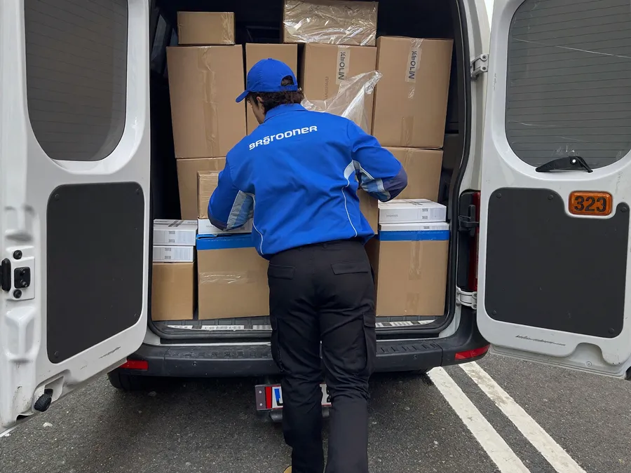Pakete werden für die Direktfahrt in den Sprinter geladen