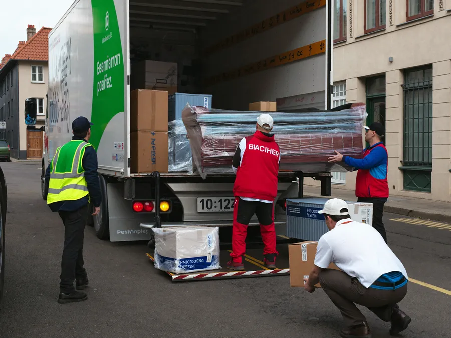 Möbel und Kartons werden in den Umzugs-Lkw verladen