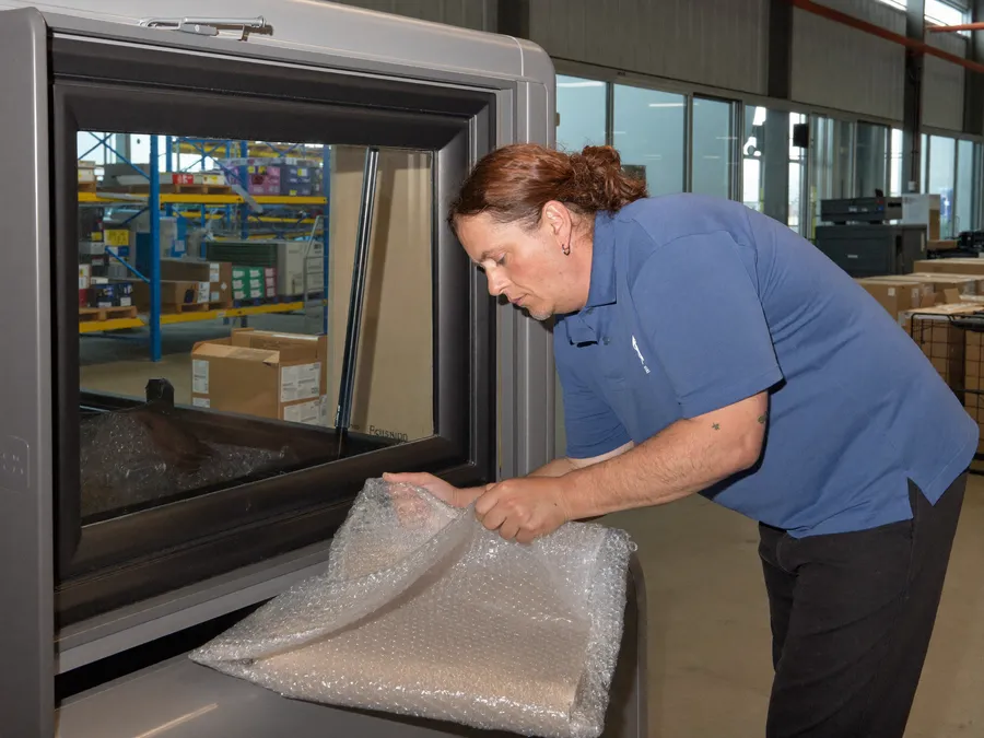 Empfindliche Ware wird an der Packstation fachgerecht eingepackt